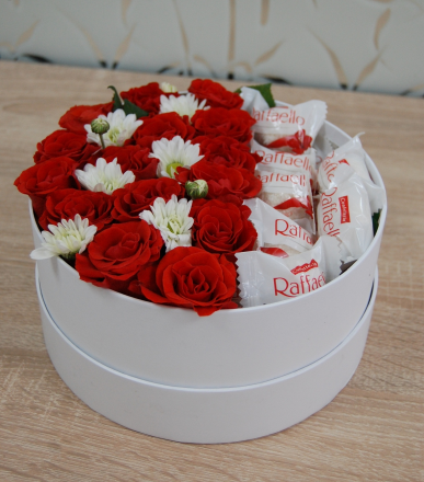 Шикарная коробка с розами и рафаэлло